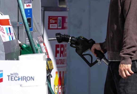 US petrol prices climb back above $4 as Iran war intensifies