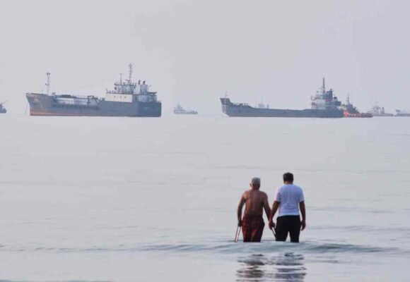 US to resume Strait of Hormuz blockade and charge fees on ships, Trump says